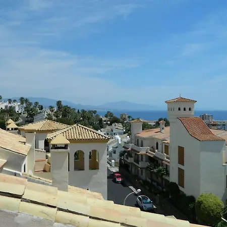 Duquesa 'penthouse' Large Apt Close To Port/beach