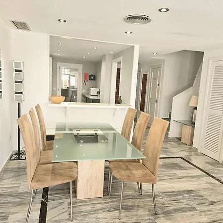 Duquesa 'penthouse' Large Apt Close To Port/beach Apartamento Manilva