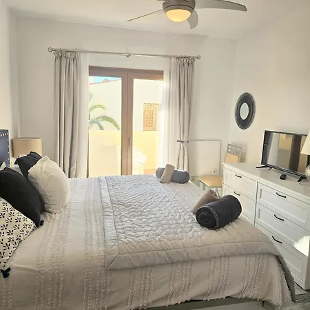 Duquesa 'penthouse' Large Apt Close To Port/beach