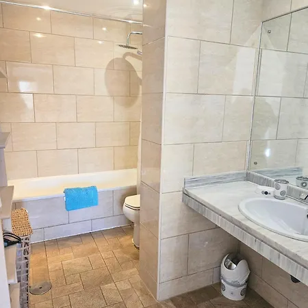Duquesa 'penthouse' Large Apt Close To Port/beach *